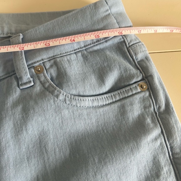 New Denim & Co. Classic Stretch Slim Straight Crop Jean size 10 Sky Blue Wash - Picture 6 of 8